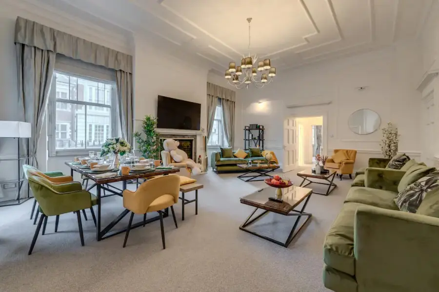 Chic Urban Haven in Mayfair